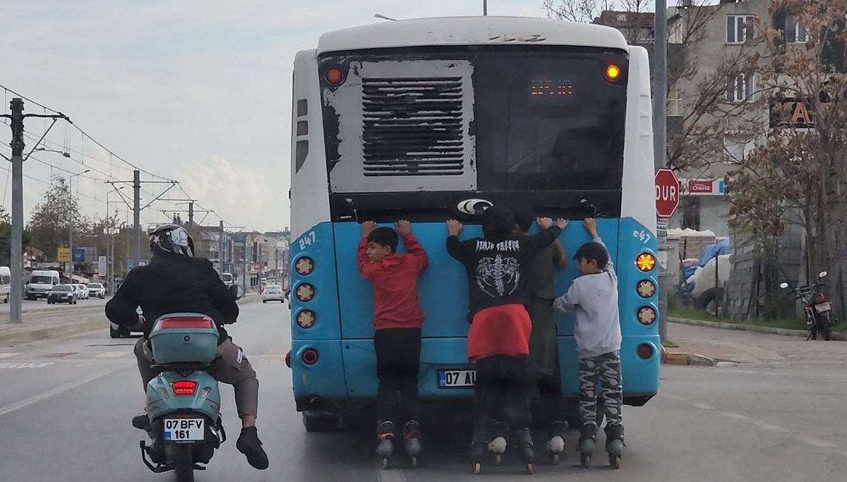 Otobüse tutunan patenli çocukların tehlikeli yolculuğu