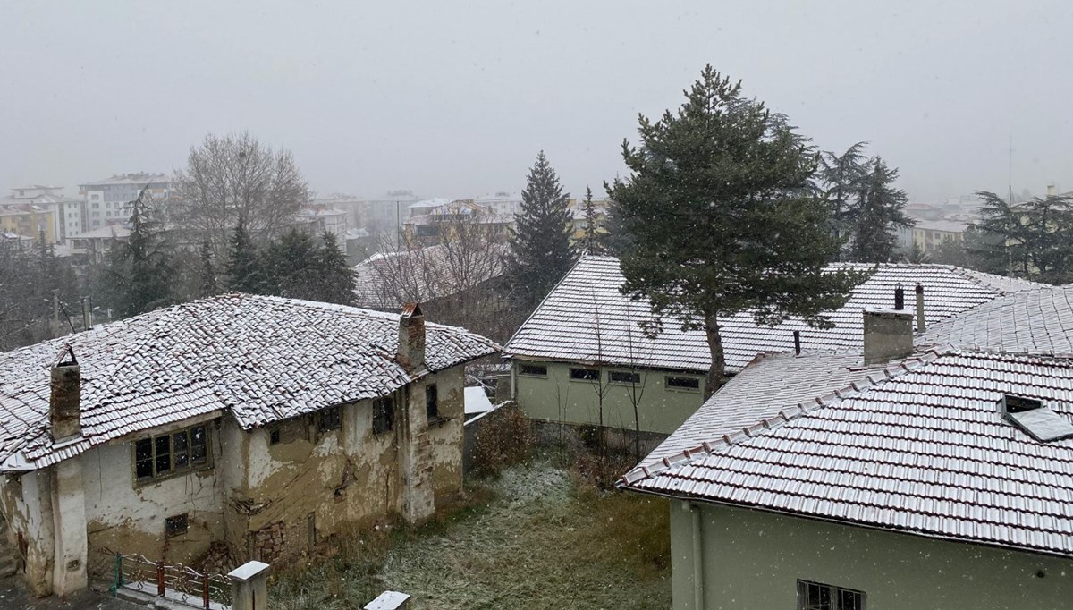 Çankırı'da yağmur kara döndü, kent beyaza büründü