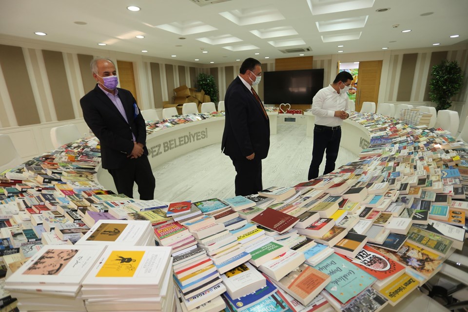 Kültür ve Turizm Bakanı Mehmet Nuri Ersoy’dan Cemil Meriç Kitaplığı’na 2 bin kitap bağışı - 1