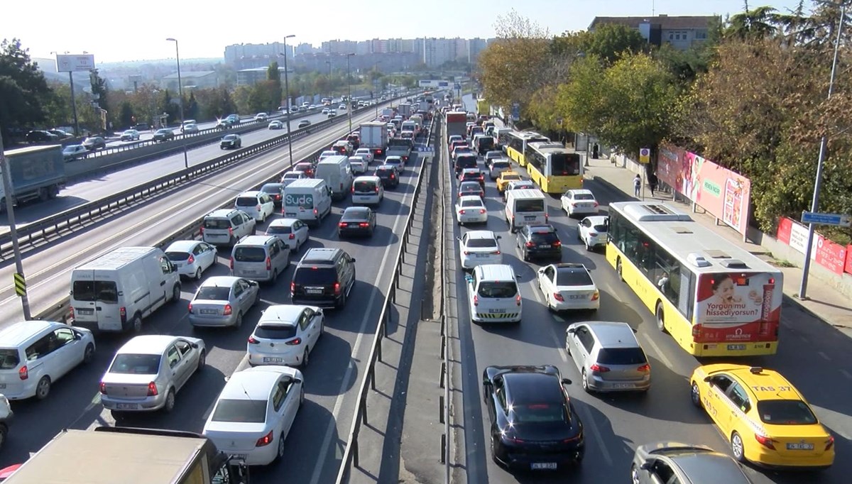 Bahçelievler D-100’de zincirleme kaza: Trafik durdu