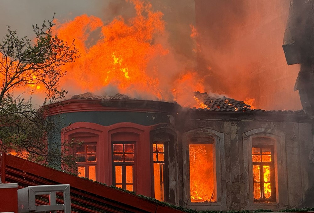 Kırklareli'nde tarihi binada yangın: Alevlere müdahale sürüyor - 2