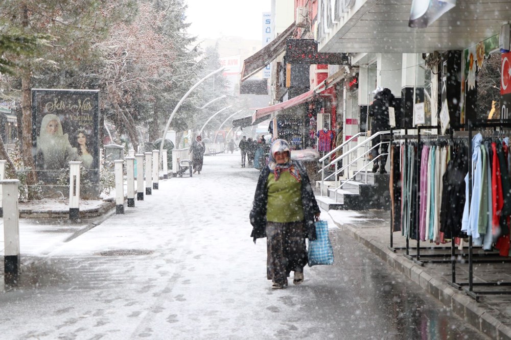 Türkiye beyaza büründü: Birçok ilde kar yağışı etkili oluyor - 25