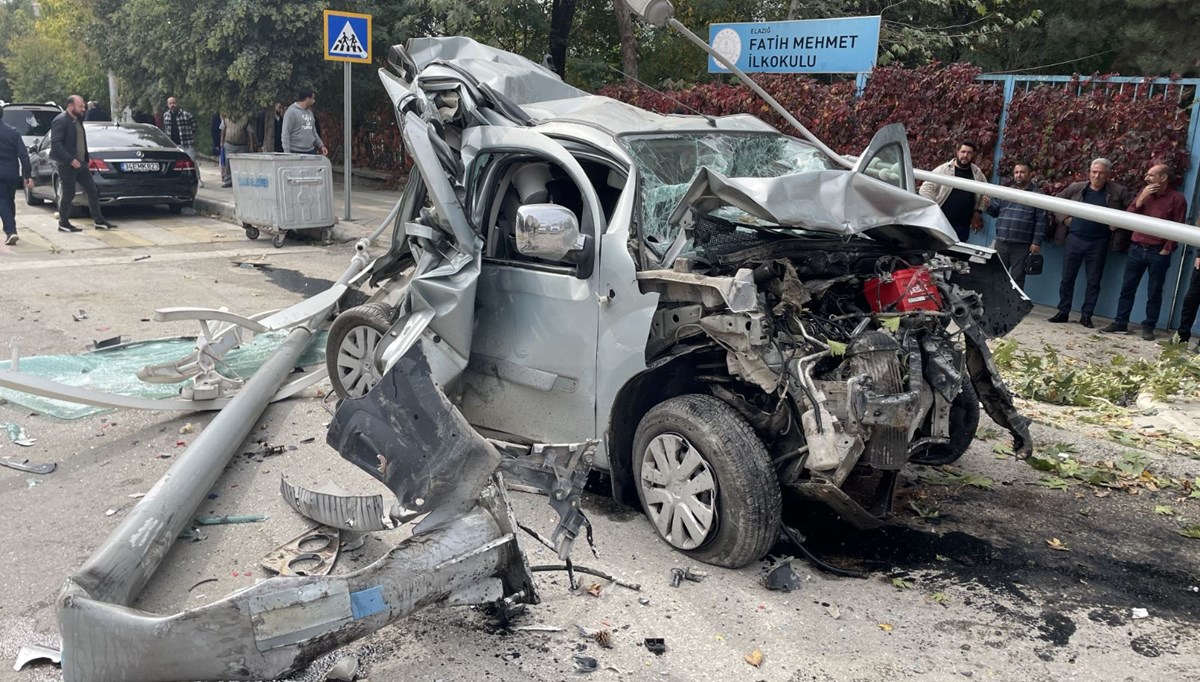 Öğrencileri taşıyan midibüsün freni patladı: 1 ölü, 20 yaralı Öğrencileri taşıyan midibüsün freni patladı: 1 ölü, 20 yaralı