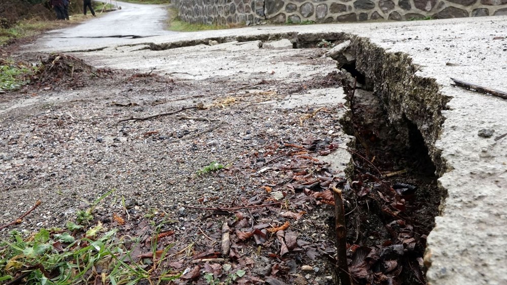 Yolların Gizli Tehlikesi: Derin Çatlakların Fısıltısı 73 jjRjonfibUyBBH5a1kFaBA