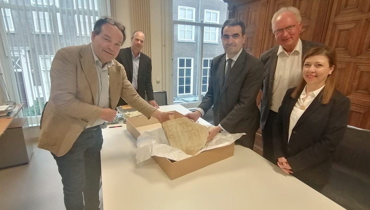 Hollanda'daki Türkiye'ye ait tarihi antik taş parçası teslim alındı Hollanda'daki Türkiye'ye ait tarihi antik taş parçası teslim alındı