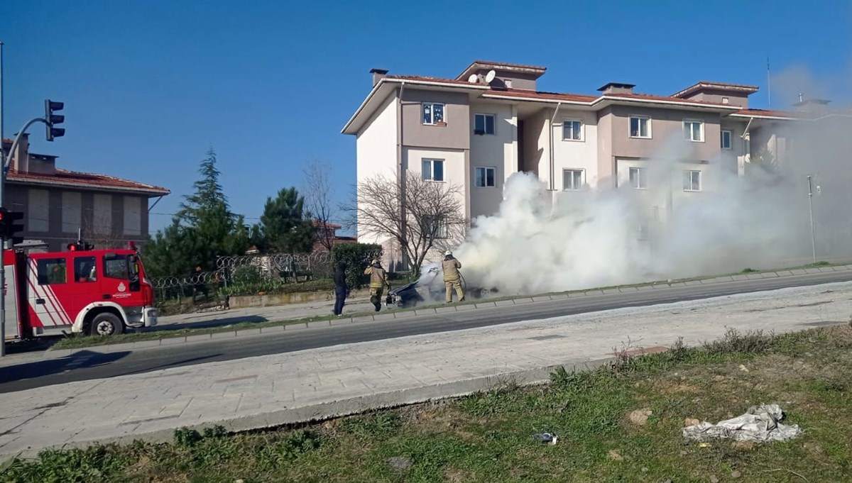 Arnavutköy'de seyir halindeki otomobil alev topuna döndü