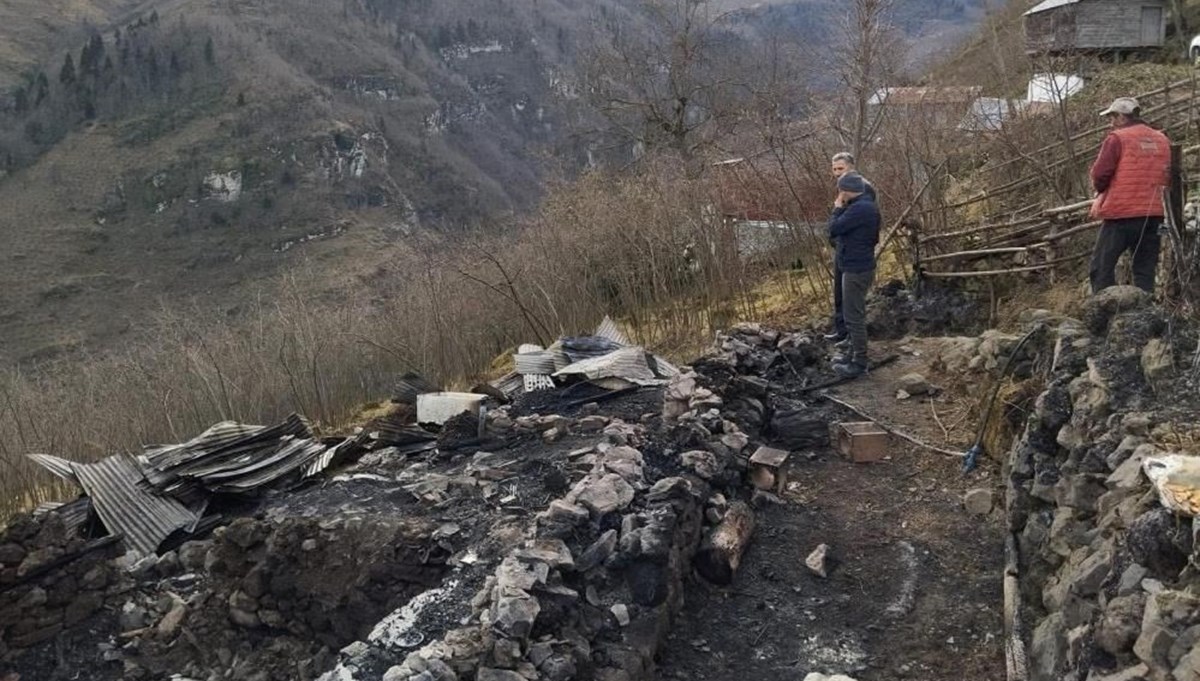 Ordu'da ahşap ev küle döndü Ordu'da ahşap ev küle döndü