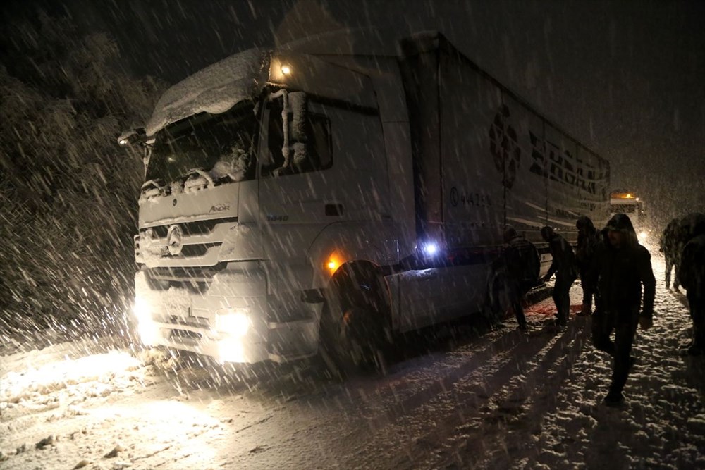 Sivas-Tokat karayolu yoğun kar yağışı dolayısıyla trafiğe kapandı - 15
