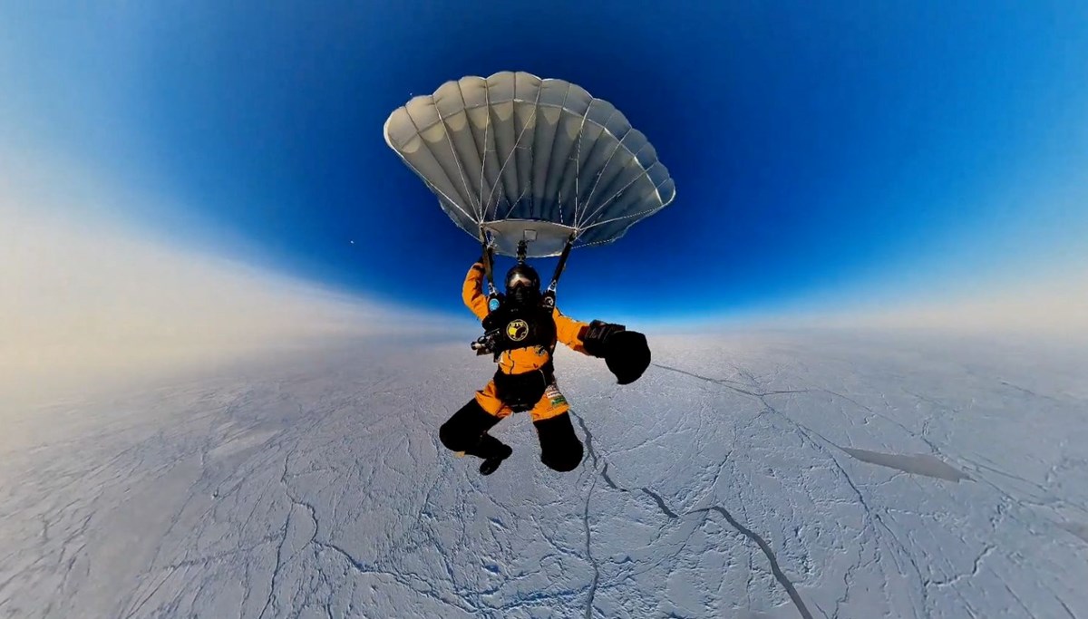 Üç Rus stratosferden Kuzey Kutbu'na paraşütle atladı