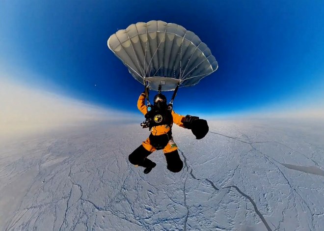 Stratosferden Kuzey Kutbu'na paraşütle atladılar