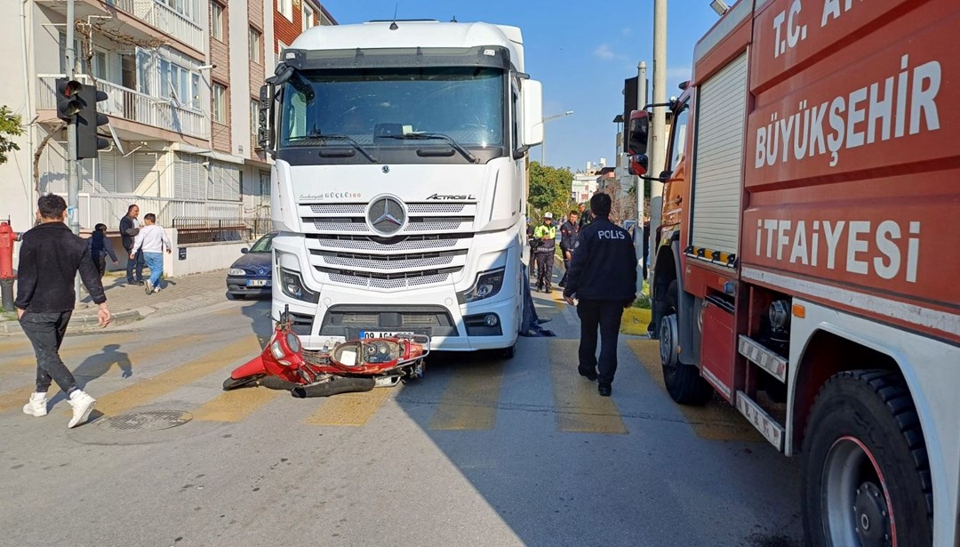 Motosiklet hafriyat kamyonun altında kaldı