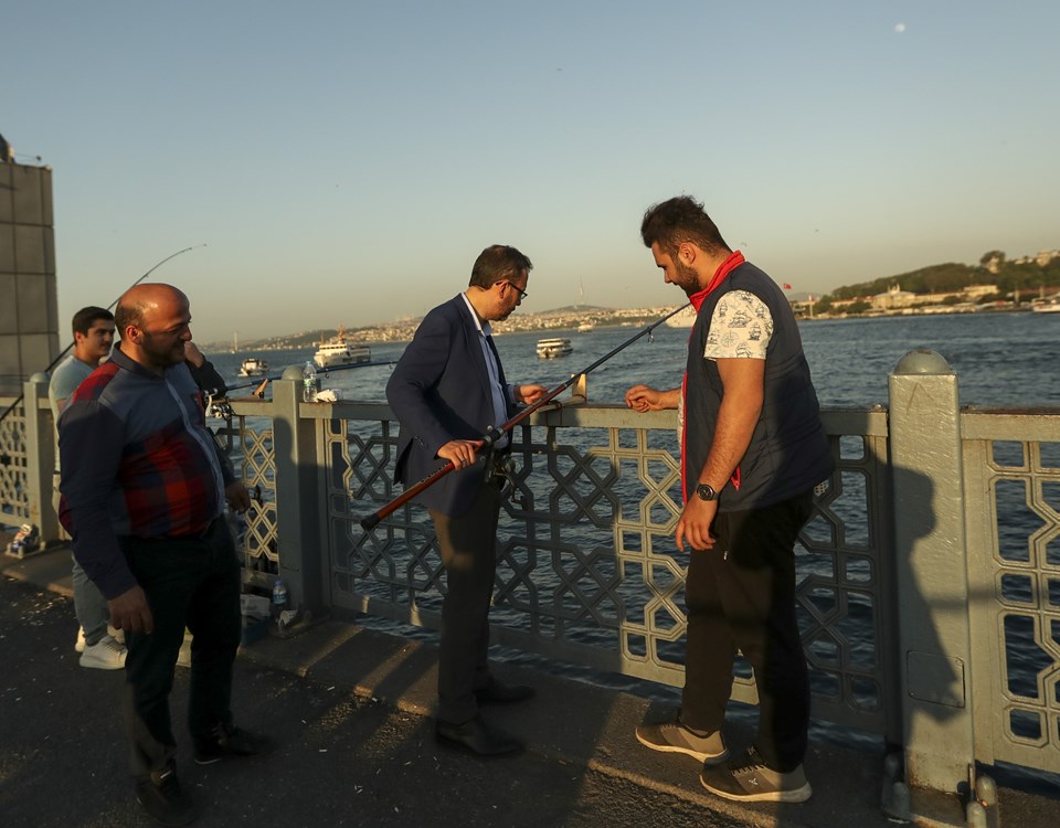 Bakan Kasapoğlu Galata Köprüsü'nde balık tuttu - 1