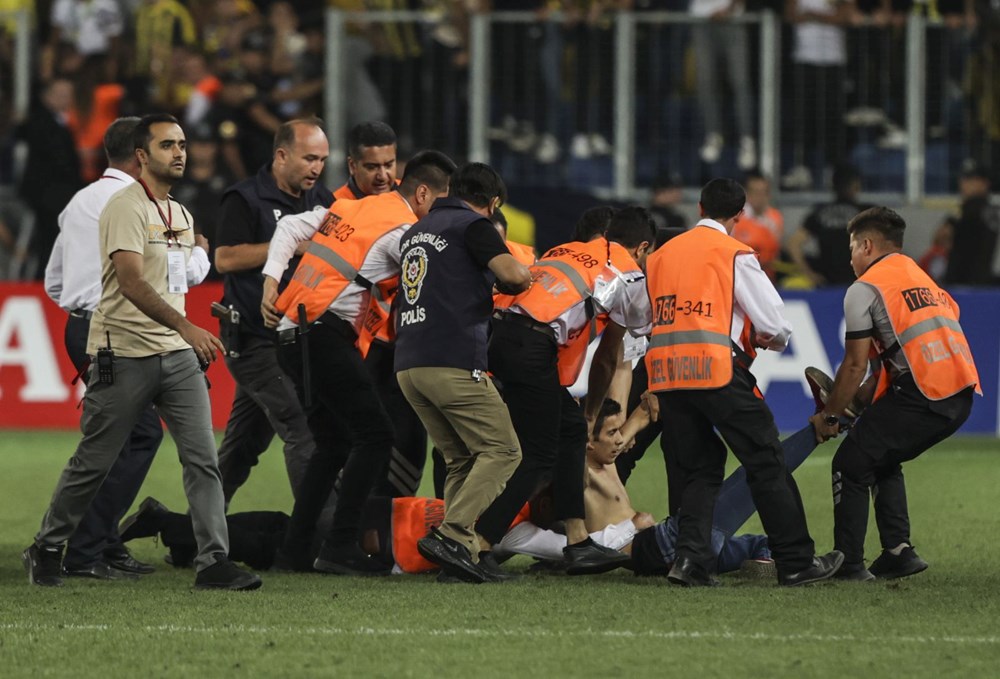 Ankara'da sahaya giren taraftar Beşiktaşlı futbolculara saldırdı - 7