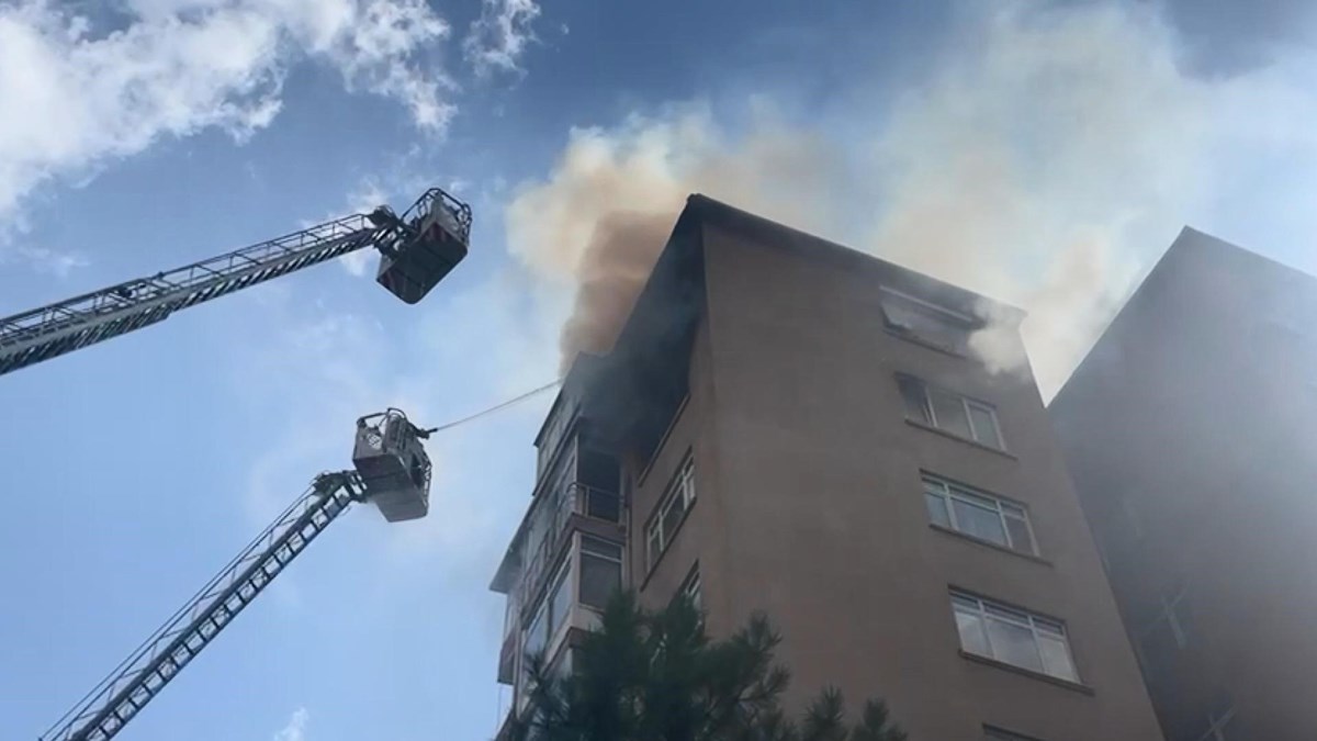 İtfaiye ekipleri, merdivenle ulaşabildikleri alevlere müdahale etti.
