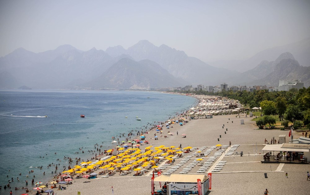 Antalya'da yüksek sıcaklık nedeniyle sahile ilgi düştü - 1