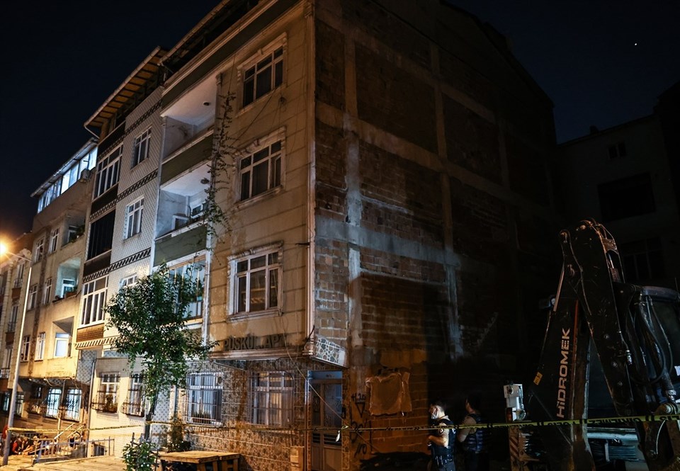 Sultangazi'de iki bina çökme riski nedeniyle boşaltıldı - 1
