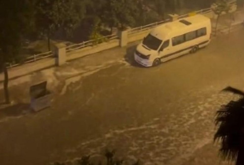 Antalya’da dolu yağışı: Sokaklar beyaza büründü - 1