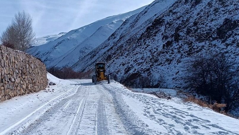 Artvin'de köy yollarının ulaşımına kar engeli