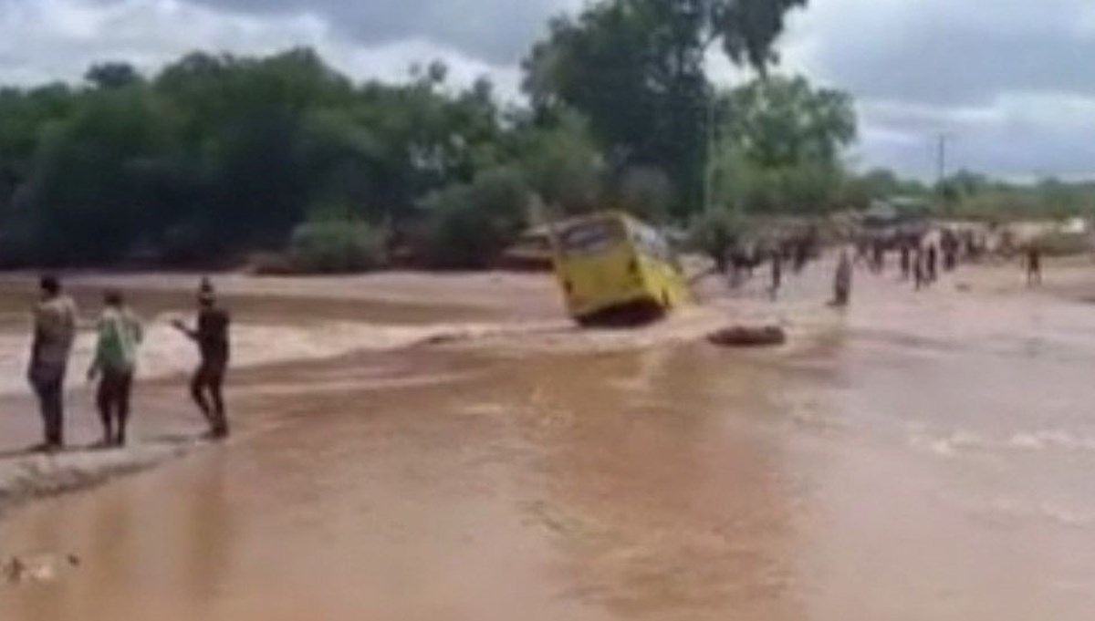 Kenya’da taşan nehri geçmek isteyen otobüs devrildi: 20 ölü