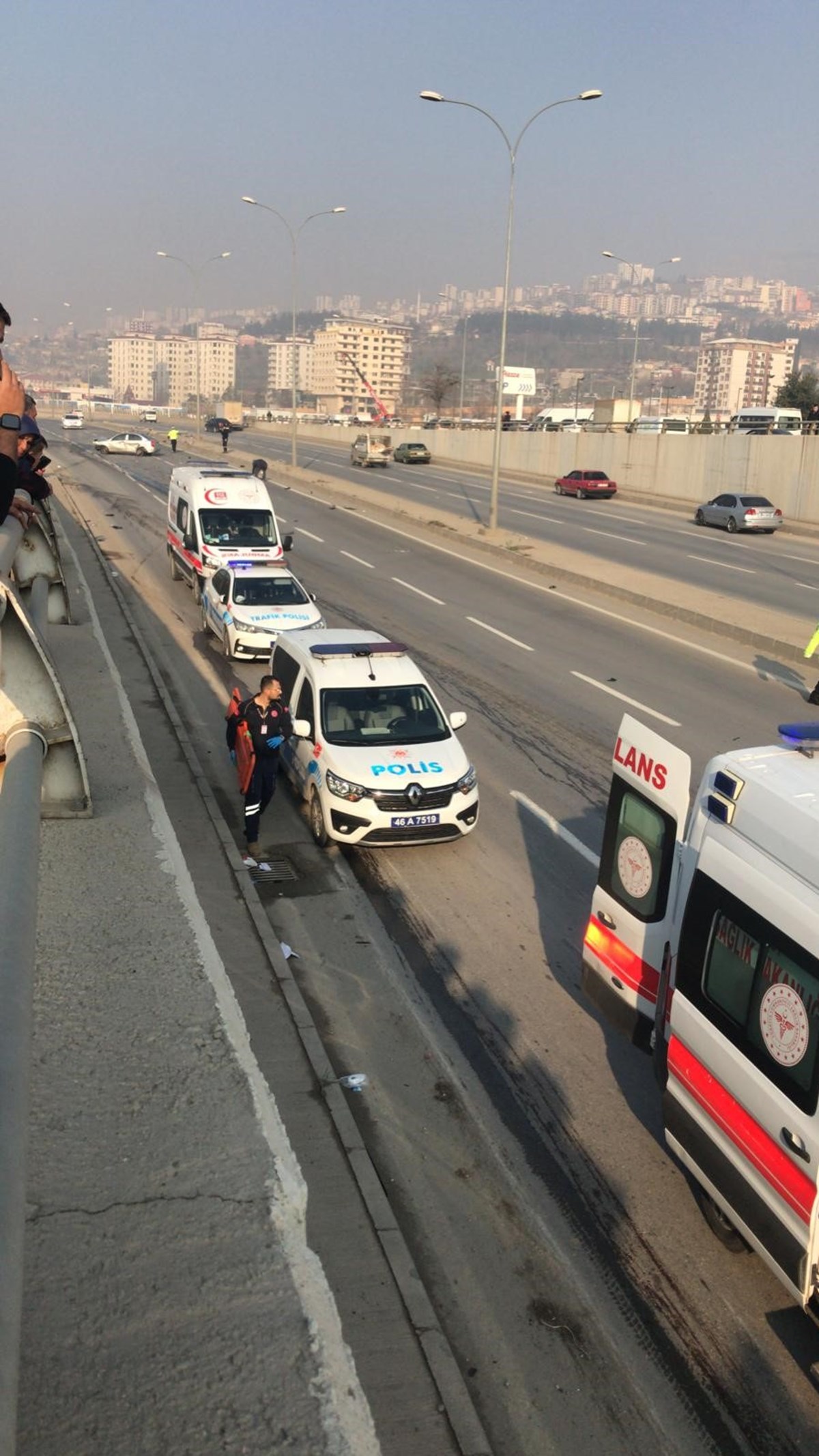 Aydınlatma direğine çarpan araçtaki sürücü yaşamını yitirdi