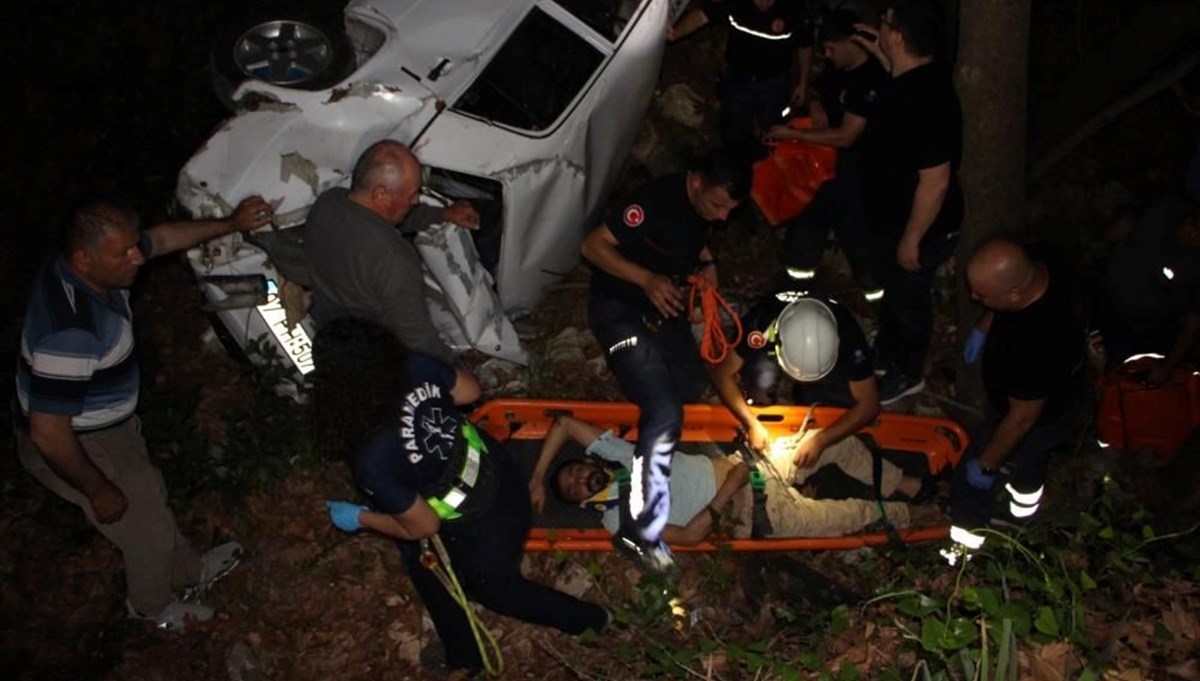 Antalya’da polisten kaçan otomobil uçuruma yuvarlandı: 3 yaralı