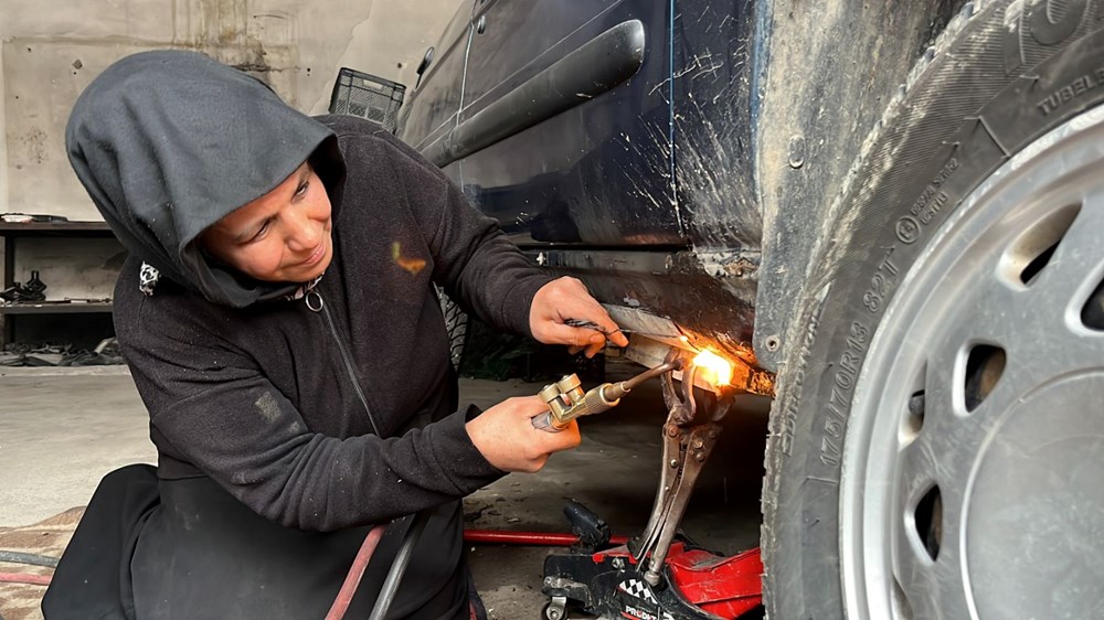 40 yıllık eşinin dağ gibi arkasında durdu: Sanayinin tek kadın çırağı - 1