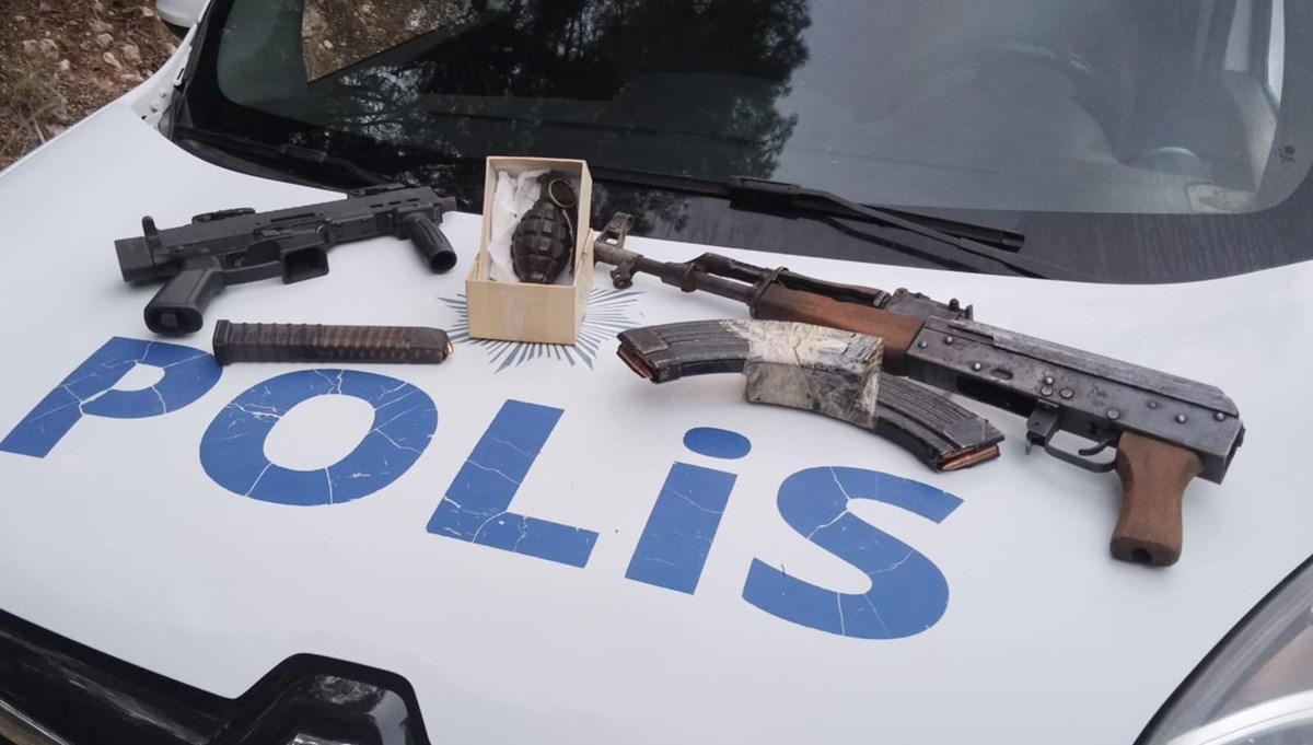 İzmir'de ormanlık alana silah ve el bombası gömerken yakalandılar İzmir'de ormanlık alana silah ve el bombası gömerken yakalandılar
