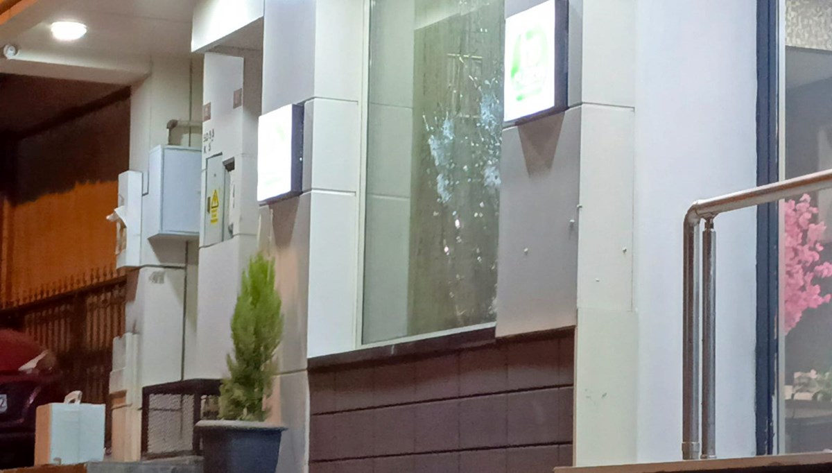 Küçükçekmece'de otele silahlı saldırı: Seken mermi metrobüse isabet etti
