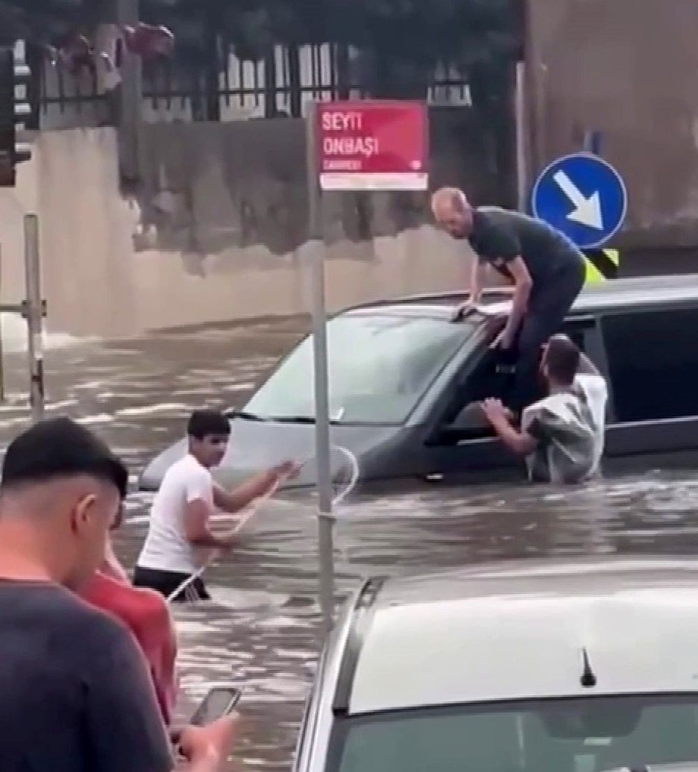 İstanbul'da sağanak yolları göle çevirdi (Araçlar suya gömüldü) - 10