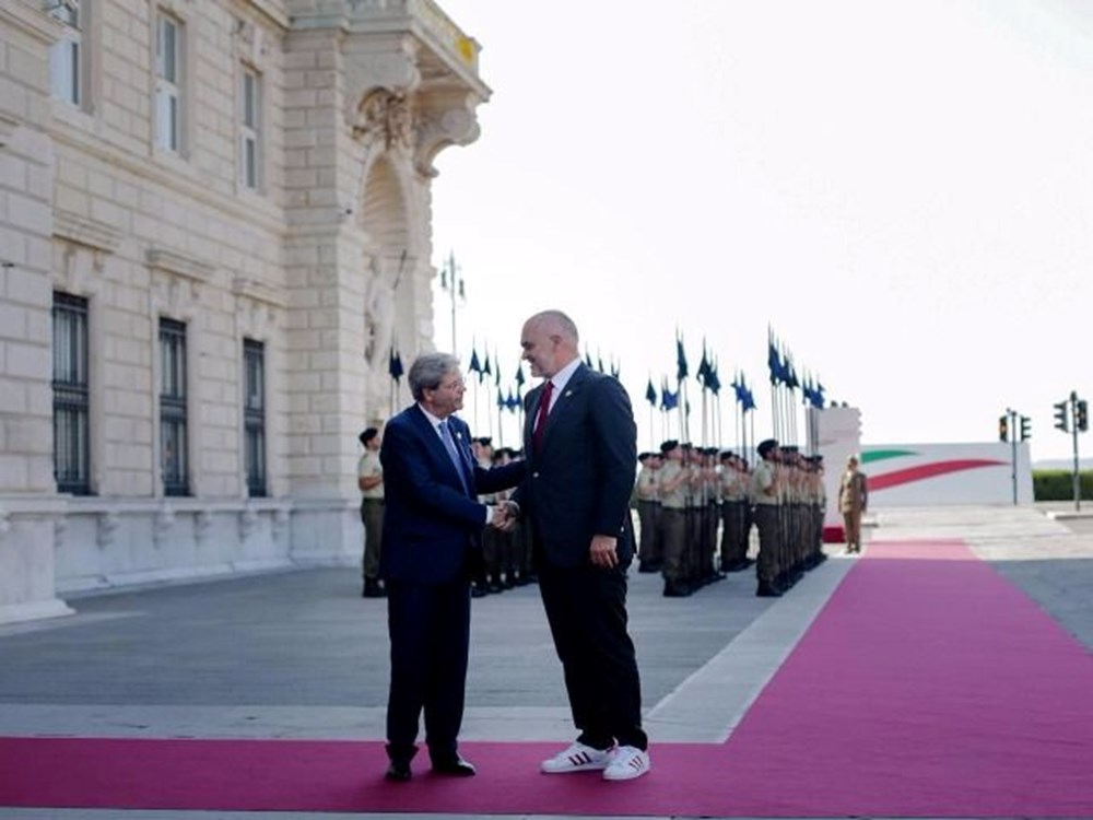 Meloni'yi diz çökerek karşıladı: Spor ayakkabıları Erdoğan'ın dikkatinden kaçmadı 75 joAFY7Liv0 MW mzY0NoHg