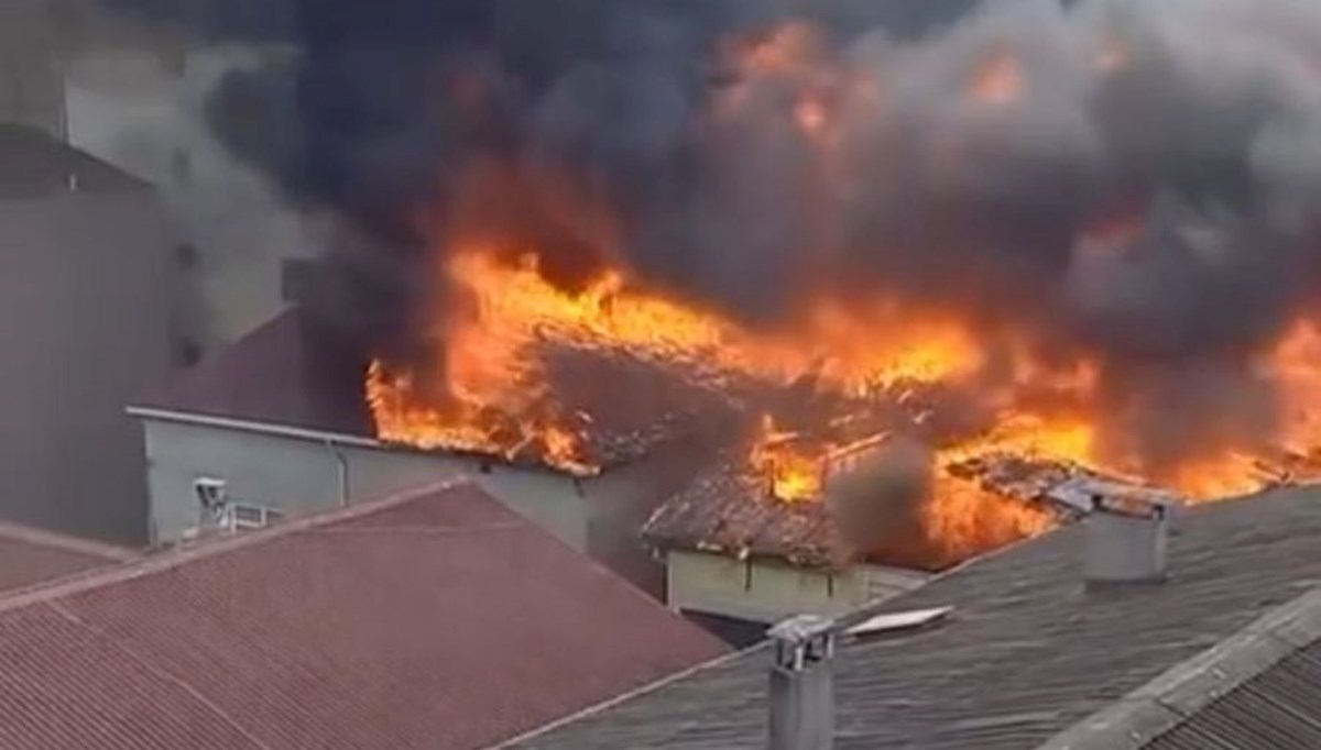 Tuzla'da tadilat sırasında yangın çıktı: 4 binanın çatısı alev alev yandı