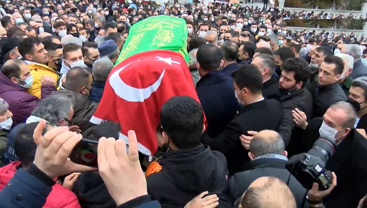 Milli futbolcuya veda: Giydiği formalarla uğurlandı