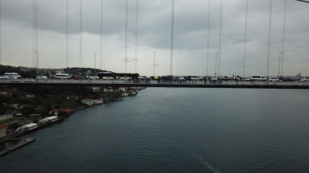 Haklarını isteyen işçiler köprüye çıktı: 2