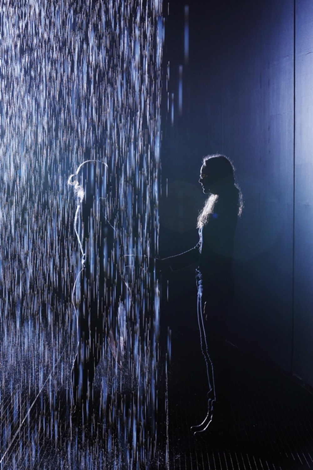 Rain room. Человек под ливнем. Необычный дождь. Дождливая комната. Комната дождя.