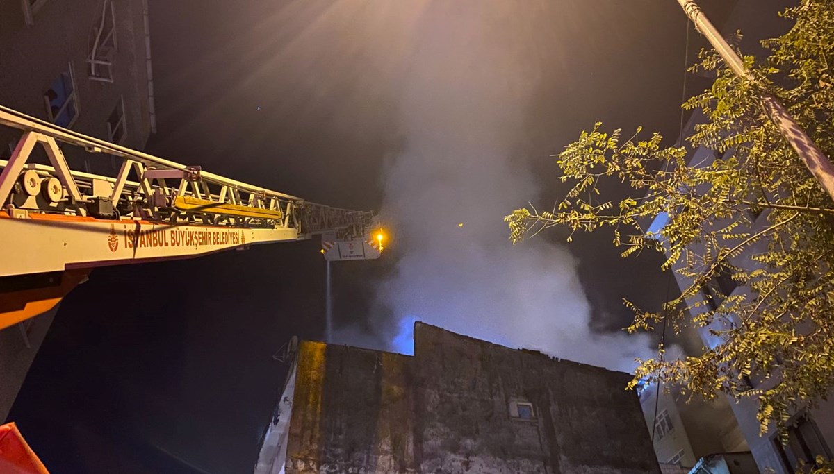 Şişli'de bir binanın çatısında yangın Şişli'de bir binanın çatısında yangın