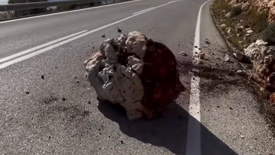 Kaş'ta yağış sonrası yamaçtan kayalar düştü