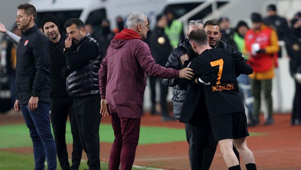 Sivasspor maçında kırmızı kart gören Kerem Aktürkoğlu'nu Okan Buruk sakinleştirdi Sivasspor maçında kırmızı kart gören Kerem Aktürkoğlu'nu Okan Buruk sakinleştirdi