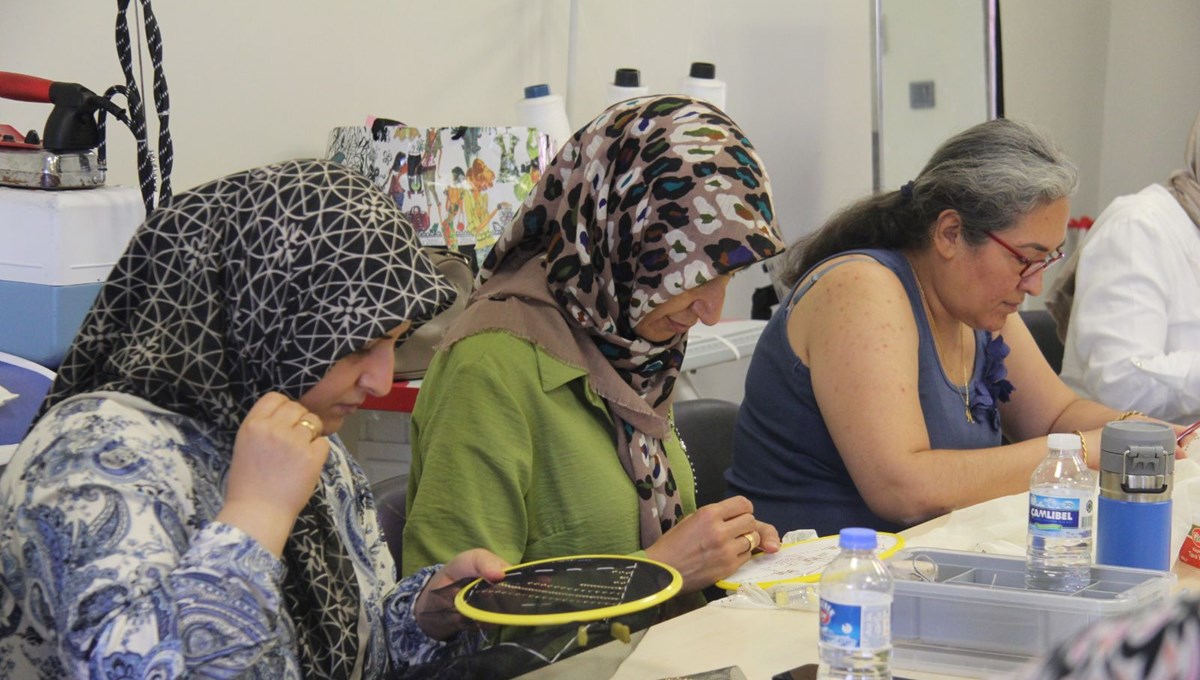 Tel kırma sanatıyla aile ekonomisine katkı sağlıyorlar