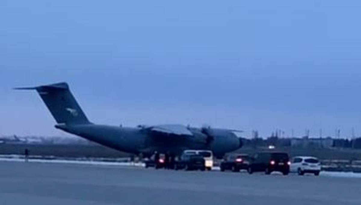 Kiev'de mahsur kalan iki kargo uçağı yurda döndü Kiev'de mahsur kalan iki kargo uçağı yurda döndü