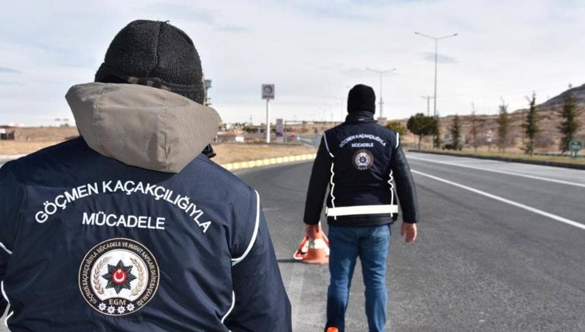 Eskişehir'de 20 kaçak göçmen yakalandı: 2 organizatör tutuklandı Eskişehir'de 20 kaçak göçmen yakalandı: 2 organizatör tutuklandı