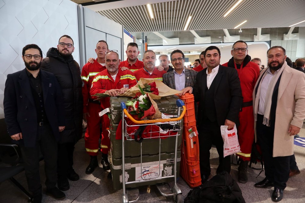 Dünyadan depzemzedelere duygulandıran destekler: 12 yaşındaki çocuk çay satarak para topluyor - 9