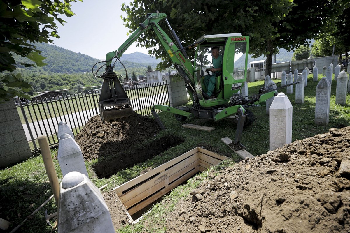 Srebrenitsa soykırımının 14 kurbanı için mezar yerleri kazıldı