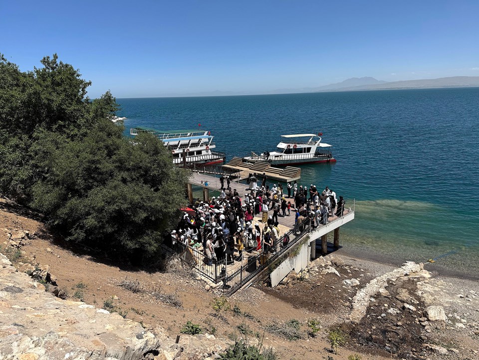 Van Gölü'ndeki Akdamar Adası'na yoğun ilgi - 1