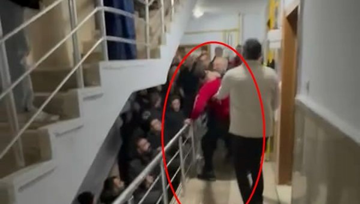 Ev sahibini dışarı atıp kendini eve kilitleyen hırsıza çilingir yardımıyla gözaltı Ev sahibini dışarı atıp kendini eve kilitleyen hırsıza çilingir yardımıyla gözaltı