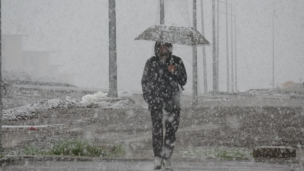 Erzurum’a mayıs ortasında kar yağdı