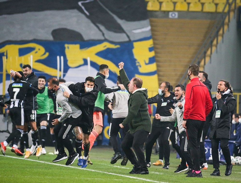 10 kişi kalan Beşiktaş, Kadıköy'de Fenerbahçe'yi yendi - AJANS65 TV