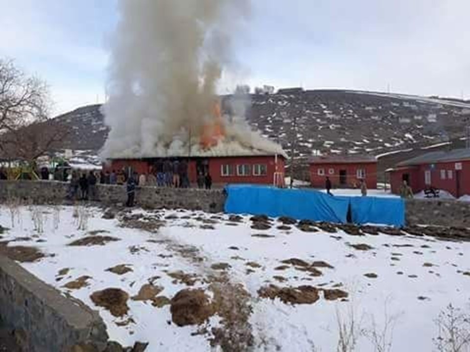 Kars'ta bir ilkokul yandı - 1