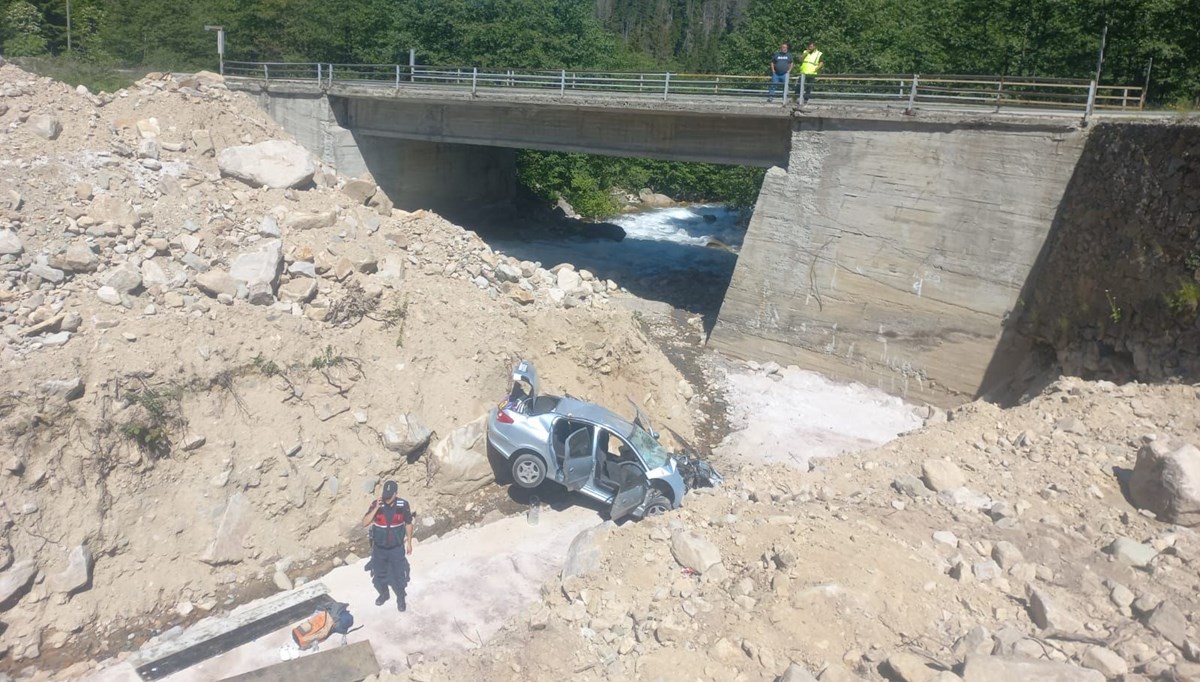 Dere yatağına otomobil devrildi