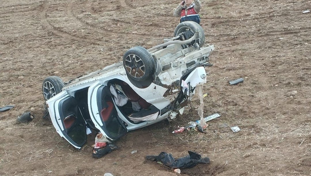 Köpeğe çarpmamak için manevra yapan otomobil takla attı: 3 yaralı