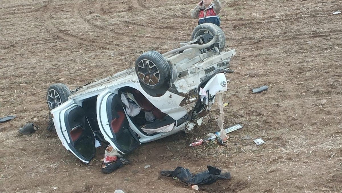 Köpeğe çarpmamak için manevra yapan otomobil takla attı: 3 yaralı